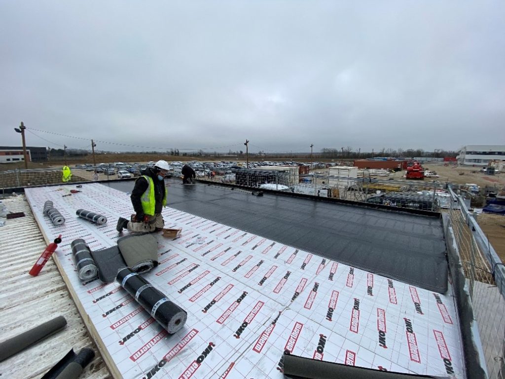 Chantier industriel étanchéité membrane bitume IKO grande surface